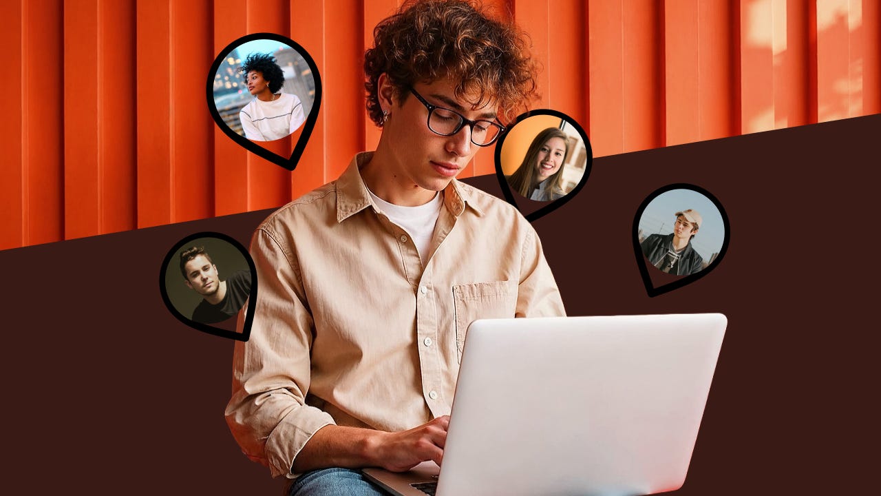 Ein junger Mann sitzt am Laptop vor rotem Hintergrund. Um ih herum Formen mit Gesichtern von anderen Menschen.