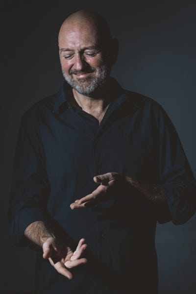 Mann der erklärt und lächelt