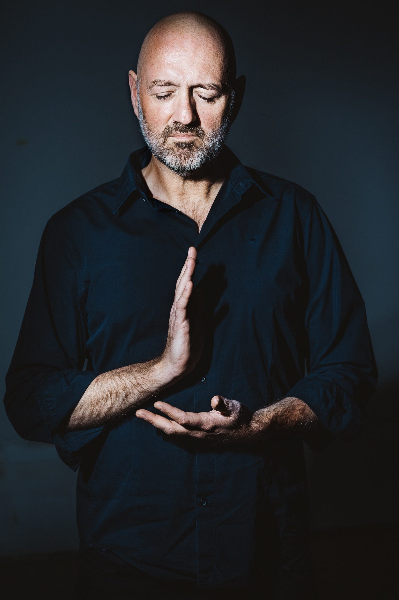 Mann der sich konzentriert und fokussiert