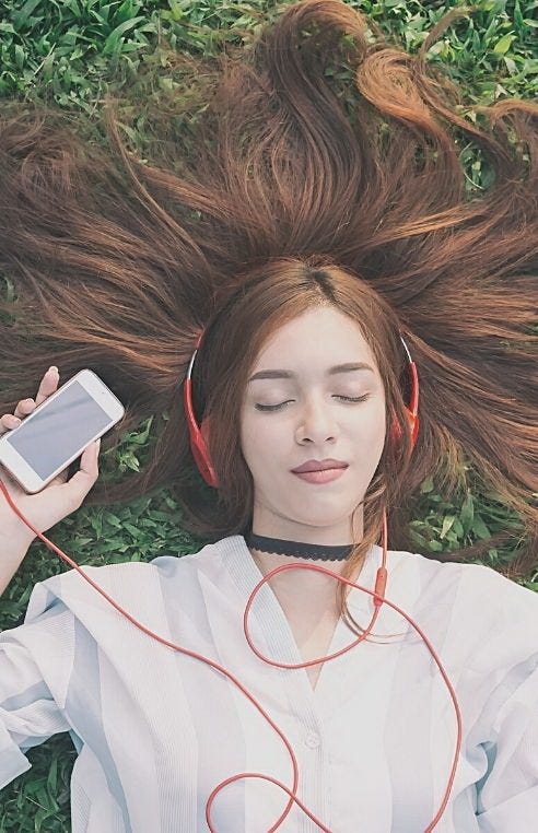 Frau hört geführte Traumreise von Urvertrauen-Akademie