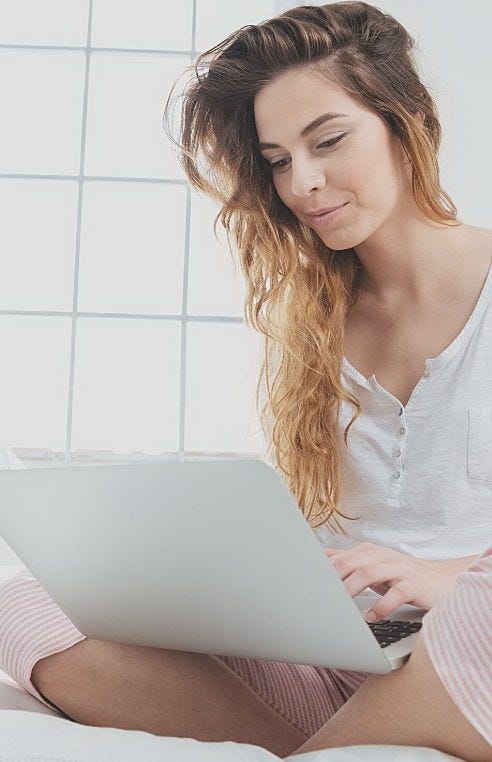 Frau schaut Video von Urvertrauen-Akademie