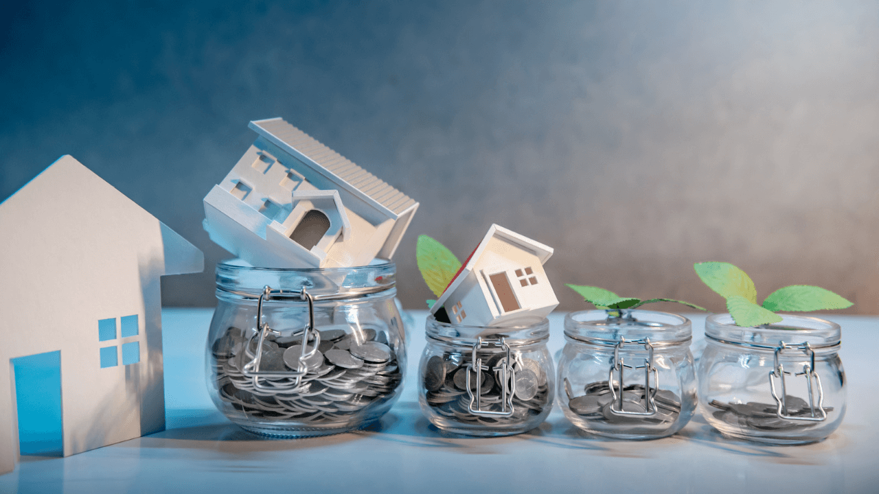 Fröhliches Brainstorming-Team in einem kreativen Büro, lachende Frau mittleren Alters im Mittelpunkt während einer entspannten Besprechung, umgeben von Kollegen mit moderner Technologie und lebhaften Diskussionen über innovative Finanzstrategien.