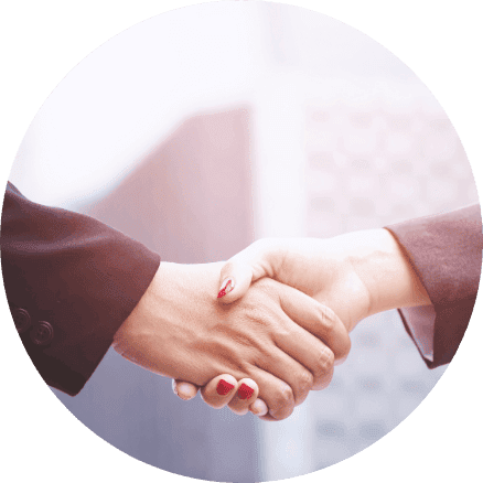 Symbolbild eines professionellen Handschlags zwischen einer Finanzberaterin und einem Klienten, repräsentiert vertrauensvolle und qualifizierte Finanzberatung in einem modernen Büro.