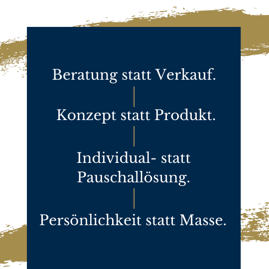 Grafik mit der Botschaft einer kundenorientierten Finanzberatung, aufgeteilt in vier Ebenen: 'Beratung statt Verkauf', 'Konzept statt Produkt', 'Individual- statt Pauschallösung', 'Persönlichkeit statt Masse', jeweils getrennt durch vertikale Linien. Die Worte sind in einer klaren, weißen Schrift auf einem tiefblauen Hintergrund dargestellt, umgeben von einem goldfarbenen, pinselstrichartigen Rahmen, der für Qualität und Exklusivität steht.