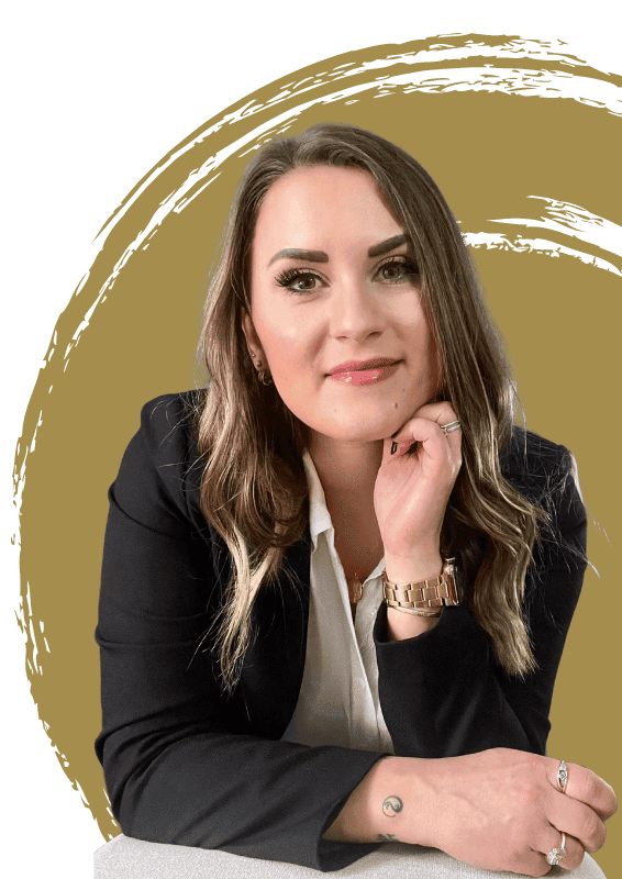 Porträtbild der professionellen Finanzberaterin Sandra Lekarczyk, die selbstbewusst in die Kamera blickt, mit zurückgelehnter Haltung und gestütztem Kopf, gekleidet in einem schicken weißen Hemd und dunklem Blazer, unterstrichen von ihrem dezenten Schmuck und einer Uhr, was Kompetenz und Vertrauenswürdigkeit ausstrahlt.
