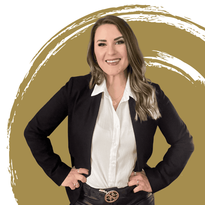 Porträt der zuversichtlich lächelnden Finanzberaterin Sandra Lekarczyk in formeller Kleidung, bestehend aus einem weißen Hemd und einem schwarzen Blazer, die ihre Hände entspannt auf den Hüften ruhen lässt, wodurch sie Selbstsicherheit und Professionalität ausstrahlt.