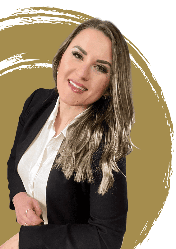 Eine zuversichtlich lächelnde Finanzberaterin Sandra Lekarczyk in formeller schwarzer Jacke und weißer Bluse lehnt sich entspannt an eine unsichtbare Stütze, vor einem stilisierten, goldgelben Hintergrund, was Professionalität und Vertrauenswürdigkeit ausstrahlt.