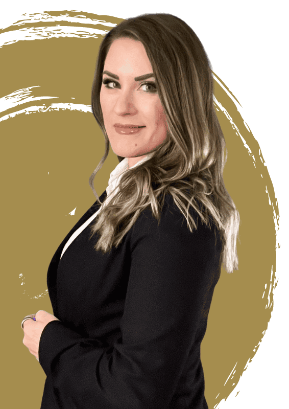 Finanzplanerin Sandra Lekarczyk mit seitlich gewandtem Blick, gekleidet in ein weißes Hemd und einen schwarzen Blazer, steht vor einem stilisierten goldenen Hintergrund, was Kompetenz und Zugänglichkeit vermittelt.