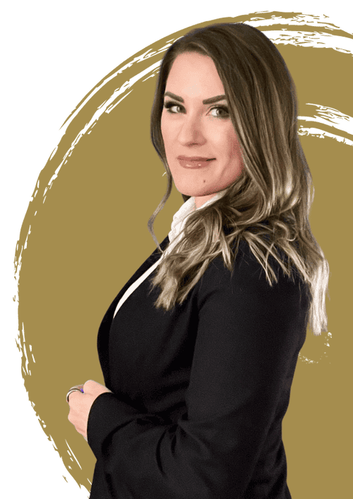 Finanzplanerin Sandra Lekarczyk mit seitlich gewandtem Blick, gekleidet in ein weißes Hemd und einen schwarzen Blazer, steht vor einem stilisierten goldenen Hintergrund, was Kompetenz und Zugänglichkeit vermittelt.