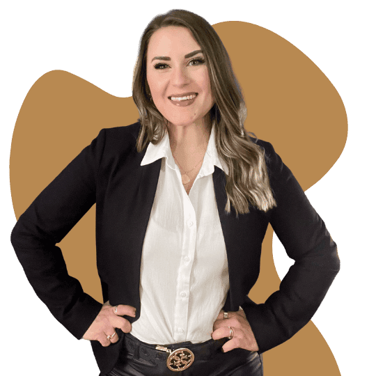 Porträt der zuversichtlich lächelnden Finanzberaterin Sandra Lekarczyk in formeller Kleidung, bestehend aus einem weißen Hemd und einem schwarzen Blazer, die ihre Hände entspannt auf den Hüften ruhen lässt, wodurch sie Selbstsicherheit und Professionalität ausstrahlt.