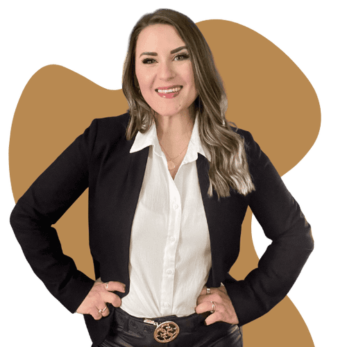 Porträt der zuversichtlich lächelnden Finanzberaterin Sandra Lekarczyk in formeller Kleidung, bestehend aus einem weißen Hemd und einem schwarzen Blazer, die ihre Hände entspannt auf den Hüften ruhen lässt, wodurch sie Selbstsicherheit und Professionalität ausstrahlt.