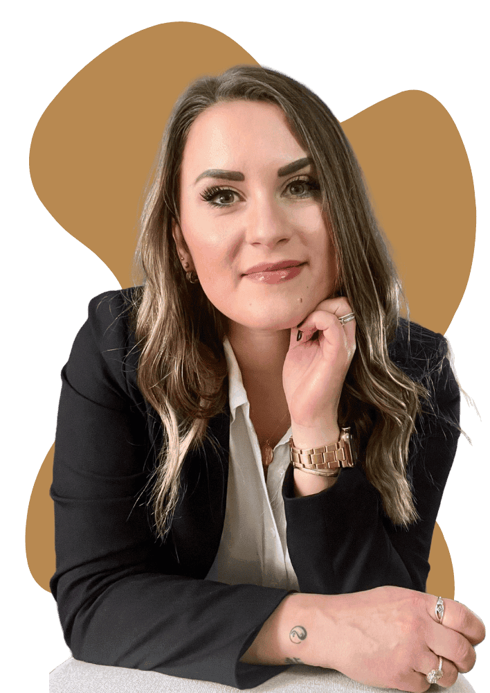 Porträtbild der professionellen Finanzberaterin Sandra Lekarczyk, die selbstbewusst in die Kamera blickt, mit zurückgelehnter Haltung und gestütztem Kopf, gekleidet in einem schicken weißen Hemd und dunklem Blazer, unterstrichen von ihrem dezenten Schmuck und einer Uhr, was Kompetenz und Vertrauenswürdigkeit ausstrahlt.