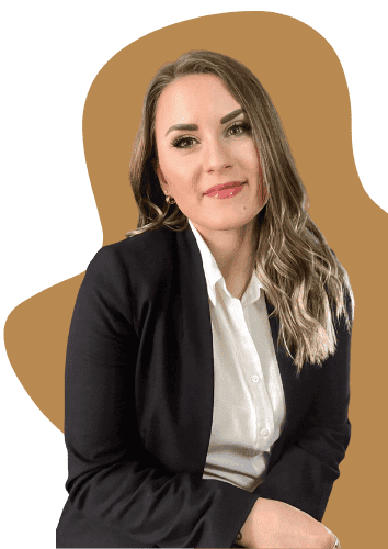 Finanzberaterin und Finanzhäppchen-Gründerin Sandra Lekarczyk, gekleidet in einem professionellen schwarzen Blazer und weißer Bluse, sitzt mit verschränkten Armen und einem selbstbewussten Lächeln vor einem abstrakten, warmen beige-goldenen Hintergrund, der Persönlichkeit und Fachkompetenz symbolisiert.