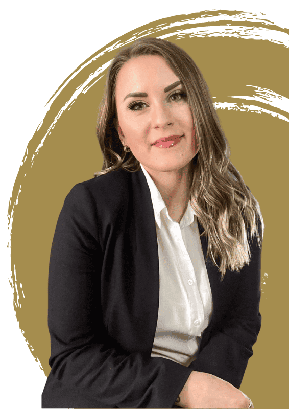 Porträtbild der professionellen Finanzberaterin Sandra Lekarczyk, die selbstbewusst in die Kamera blickt, mit zurückgelehnter Haltung und gestütztem Kopf, gekleidet in einem schicken weißen Hemd und dunklem Blazer, unterstrichen von ihrem dezenten Schmuck und einer Uhr, was Kompetenz und Vertrauenswürdigkeit ausstrahlt.