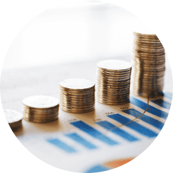 Dieses Bild zeigt eine symbolische Darstellung von Geldanlage und Altersvorsorge mit gestapelten Münzen auf einem Diagramm, was auf eine strategische Finanzplanung und Investition hindeutet.