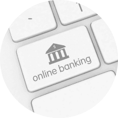 Nahaufnahme einer 'Online-Banking'-Taste auf einer modernen Computertastatur, die die einfache und sichere Verwaltung von Finanzen im digitalen Zeitalter symbolisiert.