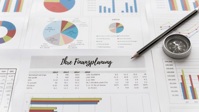 Detaillierte Finanzplanung mit verschiedenen Diagrammen und Tabellen, die Einkommen, Ausgaben und Investitionsverteilungen darstellen. In der Mitte des Bildes liegt ein Kompass neben einem Bleistift, was strategische Planung und Richtungsweisung symbolisiert. Über den Dokumenten steht 'Ihre Finanzplanung', was persönliche Finanzberatung impliziert.
