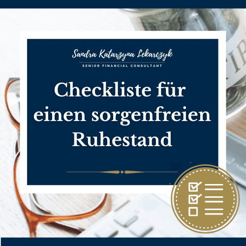 Deckblatt der Checkliste für einen sorgenfreien Ruhestand von Ruhestandsplanerin Sandra Katarzyna Lekarczyk. Das Bild zeigt ein sauber gestaltetes Cover in Dunkelblau mit goldener Schrift und Check-Symbol, untermalt von einer unscharfen Fotografie im Hintergrund mit einer Geldsparbüchse und einer Brille, die für die sorgfältige Planung des Ruhestands stehen.