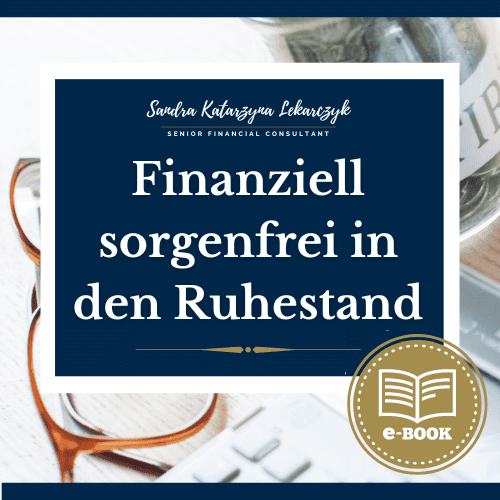 Ein Coverbild für ein E-Book mit dem Titel Finanziell sorgenfrei in den Ruhestand, verfasst von Ruhestandsplanerin Sandra Katarzyna Lekarczyk. Das Cover ist in einem ansprechenden Marineblau gestaltet, ergänzt durch einen goldenen E-Book-Symbol-Kreis unten rechts. Im Hintergrund ist ein verschwommener Ausschnitt eines Arbeitsplatzes mit Geldscheinen, Brille und Stiften zu erkennen, der Professionalität und finanzielle Planung symbolisiert.