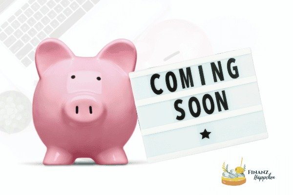 Rosa Sparschwein neben einem Schild mit der Aufschrift 'COMING SOON' auf einem hellen Arbeitsplatz mit einem Laptop und einer Pflanze, was neue Blog-Inhalte in Bezug auf Spar- und Investitionsmöglichkeiten ankündigt, die bald auf der Finanzberatungs-Website verfügbar sein werden.