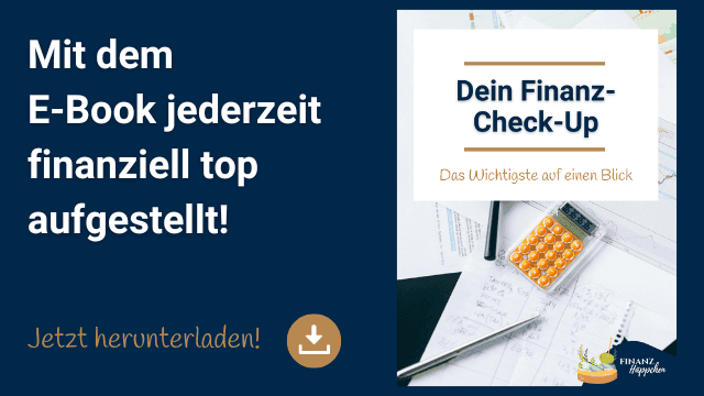 Laden Sie das E-Book 'Dein Finanz-Check-Up' herunter, dargestellt auf einem Werbebanner mit dem Slogan 'Mit dem E-Book jederzeit finanziell top aufgestellt!' Ein Bildschirm zeigt das Titelblatt des E-Books neben einem Taschenrechner und wichtigen Finanzdokumenten auf einem Schreibtisch. Das Bild motiviert zur Optimierung der persönlichen Finanzen und enthält einen Download-Button, der zur sofortigen Aktion einlädt.