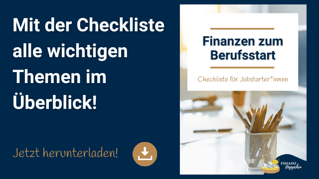Promotionales Banner für eine kostenlose Checkliste mit dem Titel 'Finanzen zum Berufsstart', ideal für Jobstarter*innen. Das Bild zeigt einen Arbeitsplatz mit einem aufgeschlagenen Notizbuch neben einem Stiftehalter, der vor einem Fenster platziert ist, durch das natürliches Licht einfällt. Text auf dem Bild lädt dazu ein, die Checkliste herunterzuladen, um einen umfassenden Überblick über wichtige Finanzthemen zu erhalten.