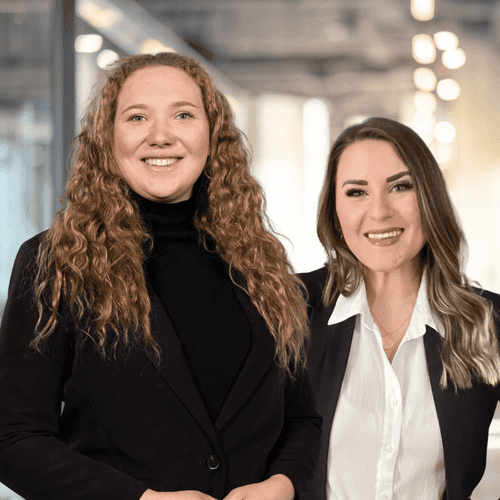 Sandra Lekarczyk und Frederike Wirtz – unabhängige Finanzberatung für junge Akademikerinnen, persönliche Beratung und individuelle Finanzplanung im modernen Umfeld.