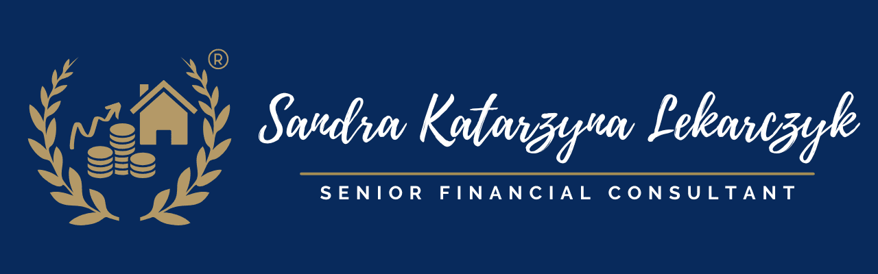 Das Logo von Sandra Katarzyna Lekarczyk besteht aus ihrem Namen als Schriftzug, ergänzt durch den Titel „Senior Financial Consultant“ sowie dem Umriss einer Münze, auf dem ein Haus und drei unterschiedlich hohe Stapel Münzen mit einem darüber liegenden, blitzartig nach oben gerichteten Pfeil geprägt sind. Rechts und links der Münze befindet sich jeweils ein Lorbeerzweig. Das Icon symbolisiert die Spezialisierung und Expertise im Bereich des Vermögensaufbaus sowie der Immobilie als Vermögensbaustein.