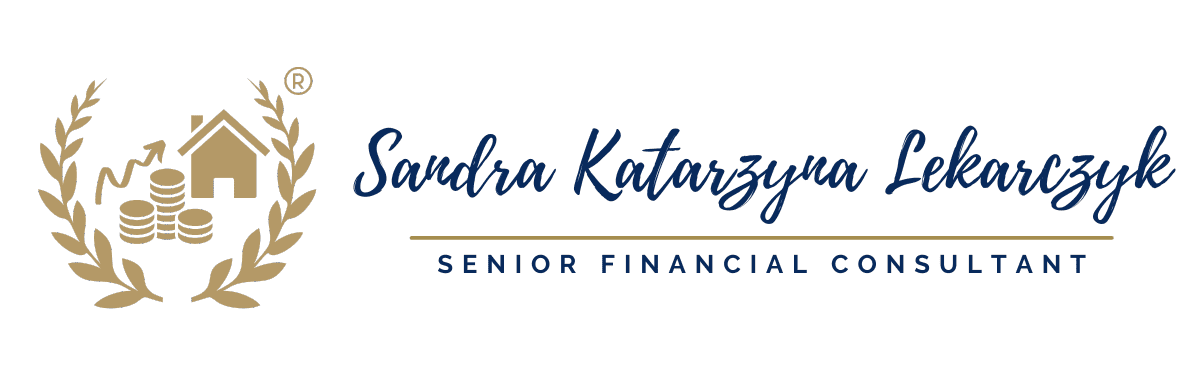 Das Logo von Sandra Katarzyna Lekarczyk besteht aus ihrem Namen als Schriftzug, ergänzt durch den Titel „Senior Financial Consultant“ sowie dem Umriss einer Münze, auf dem ein Haus und drei unterschiedlich hohe Stapel Münzen mit einem darüber liegenden, blitzartig nach oben gerichteten Pfeil geprägt sind. Rechts und links der Münze befindet sich jeweils ein Lorbeerzweig. Das Icon symbolisiert die Spezialisierung und Expertise im Bereich des Vermögensaufbaus sowie der Immobilie als Vermögensbaustein.