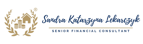 Das Logo von Sandra Katarzyna Lekarczyk besteht aus ihrem Namen als Schriftzug, ergänzt durch den Titel Senior Financial Consultant sowie dem Umriss einer Münze, auf dem ein Haus und drei unterschiedlich hohe Stapel Münzen mit einem darüber liegenden, blitzartig nach oben gerichteten Pfeil geprägt sind. Rechts und links der Münze befindet sich jeweils ein Lorbeerzweig. Das Icon symbolisiert die Spezialisierung und Expertise im Bereich des Vermögensaufbaus sowie der Immobilie als Vermögensbaustein.
