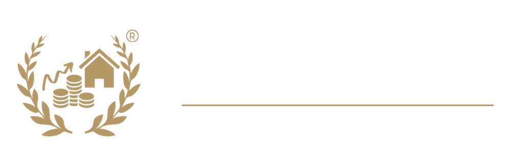 Das Logo von Sandra Katarzyna Lekarczyk besteht aus ihrem Namen als Schriftzug, ergänzt durch den Titel „Senior Financial Consultant“ sowie dem Umriss einer Münze, auf dem ein Haus und drei unterschiedlich hohe Stapel Münzen mit einem darüber liegenden, blitzartig nach oben gerichteten Pfeil geprägt sind. Rechts und links der Münze befindet sich jeweils ein Lorbeerzweig. Das Icon symbolisiert die Spezialisierung und Expertise im Bereich des Vermögensaufbaus sowie der Immobilie als Vermögensbaustein.