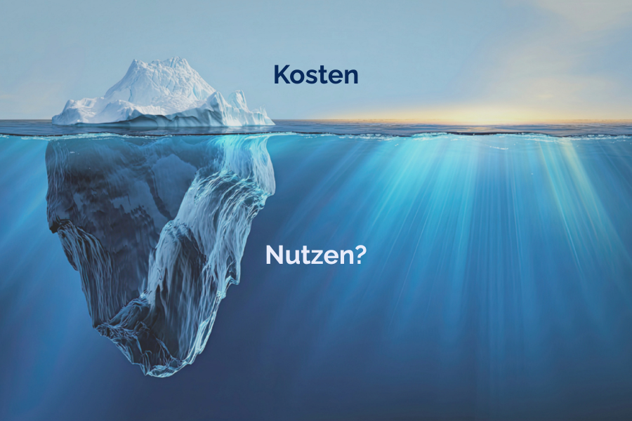 Eisberg-Grafik zur Finanzberatung: sichtbare Kosten vs. verborgener Nutzen von Finanzprodukten – wichtig für fundierte Entscheidungen bei Geldanlage und Vermögensaufbau