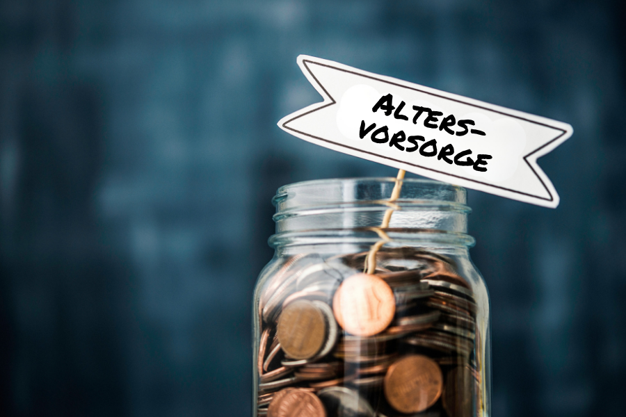 Sparglas mit Münzen für die Altersvorsorge - Konzept für Geld sparen, Rücklagen, finanzielle Vorsorge und langfristige Investition