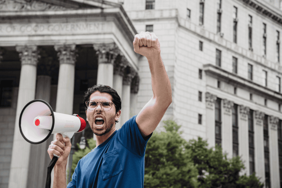 Aktivist mit Megafon als Symbol gegen Finanzberatung – selbst investieren mit ETF, eigenständige Geldanlage und finanzielle Freiheit ohne Berater