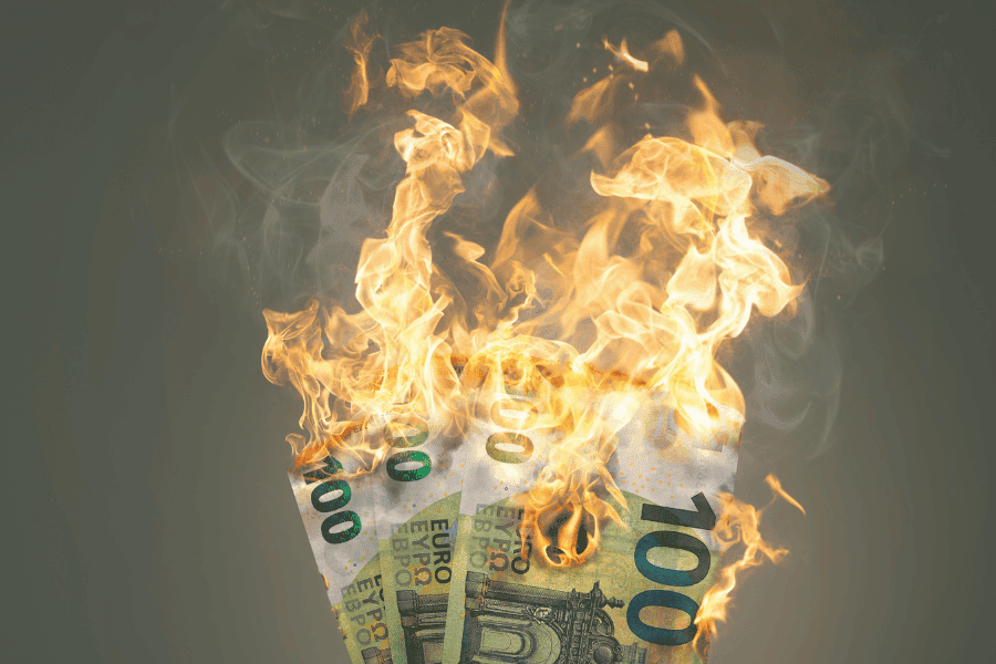 Brennende Euro-Banknoten stehen für häufige Fehler bei der Geldanlage – Kapitalverlust durch falsche Investments, fehlende ETF-Strategie und Panikverkäufe