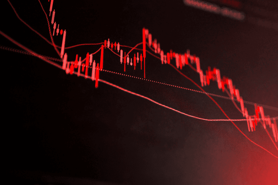 Fallende Börsenkurse und rote Chartbewegungen als Symbol für Angst vor dem Börsencrash – Fear Of Losing Everything (FOLE), emotionale Unsicherheit und Panik bei Geldanlage und Vermögensaufbau