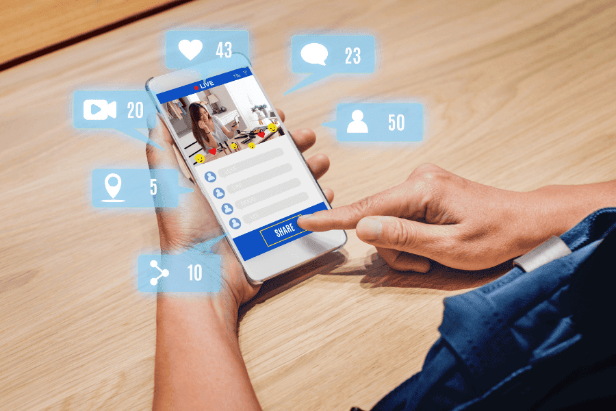 Smartphone mit Social-Media-Inhalten als Symbol für Finfluencer und schnelle Finanzbotschaften – kritischer Blick auf vereinfachte Anlagetipps, Finanztrends und den Einfluss sozialer Medien auf Anlageentscheidungen