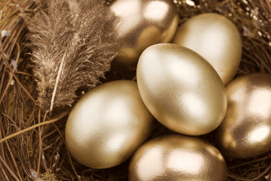 Goldene Eier in einem Nest als Symbol für Diversifikation und Vermögensaufbau – erfolgreiche Geldanlage durch Risikostreuung statt alle Investitionen in einen Korb zu legen