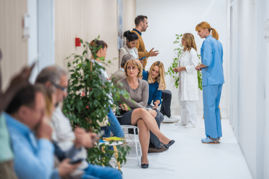 Patienten im Wartezimmer einer Arztpraxis: Symbolbild für Terminvergabe, Wartezeiten und Unterschiede zwischen gesetzlicher Krankenversicherung (GKV) und privater Krankenversicherung (PKV)