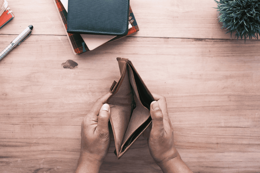Leeres Portemonnaie als Symbol für fehlendes Cash-Flow-Management – strukturierte Finanzplanung und ein Kontenmodell helfen dabei, Einnahmen und Ausgaben besser zu steuern.